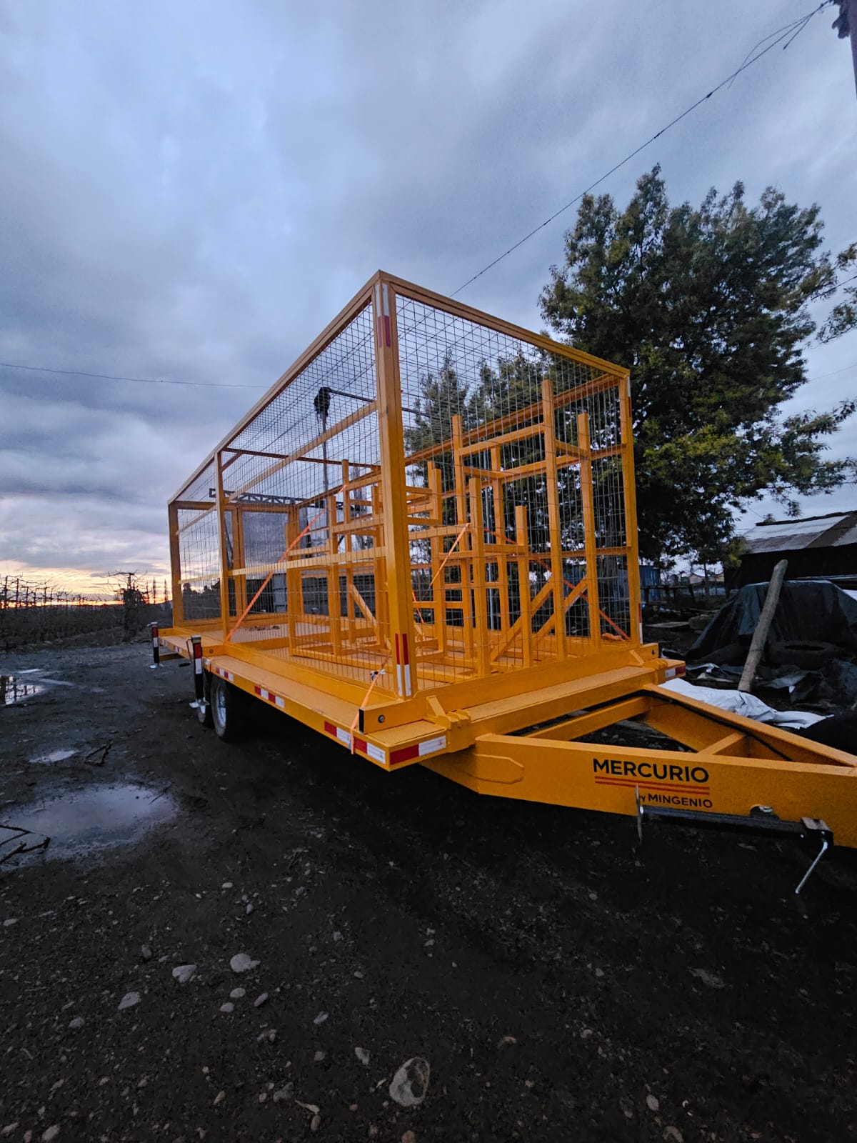 Carro de arrastre cama alta PLA258 amarillo con cabina jaula y atril – Mercurio Trailers