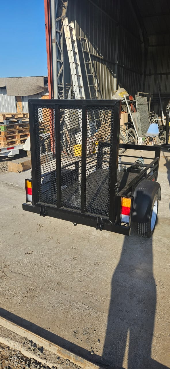 Carro Multicarga con Rampa Abatible – Transporte Versátil de Carga General