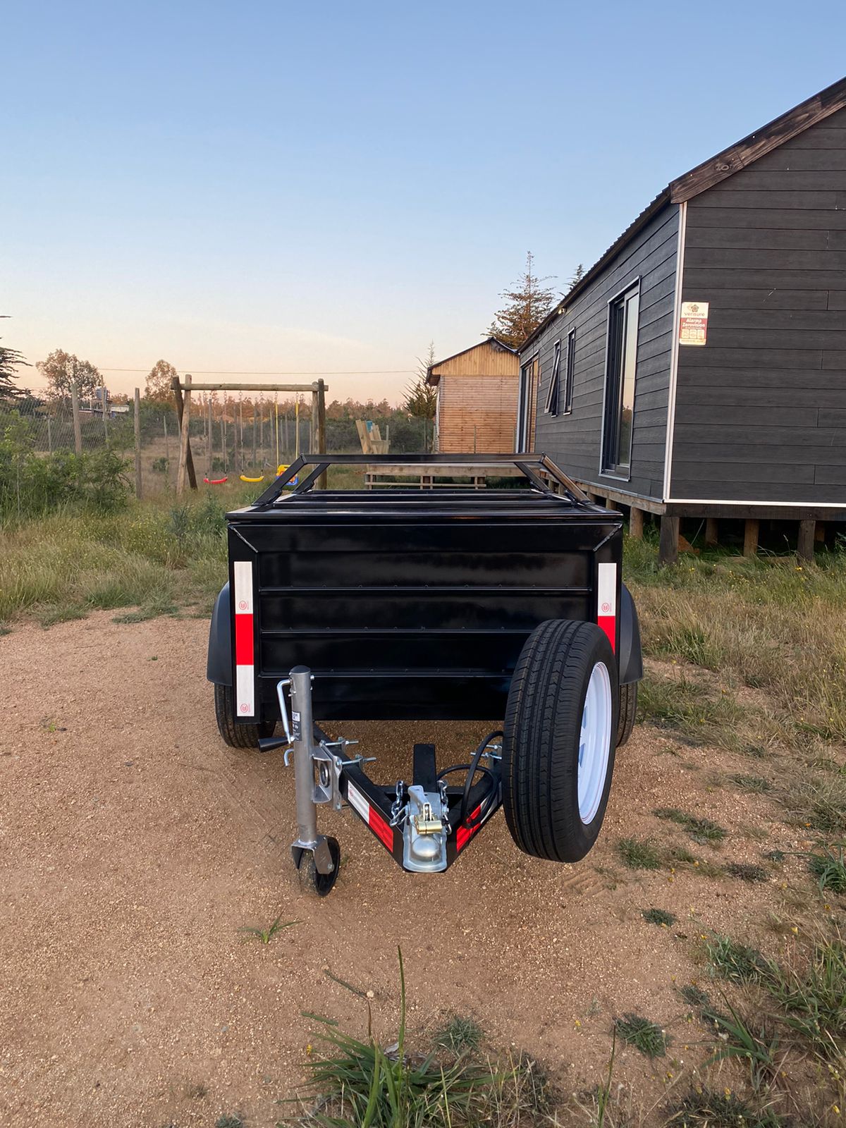Carro de Arrastre Cerrado Multicarga 650 kg – Uso General