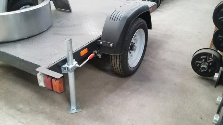 Pata estabilizadora instalada en remolque